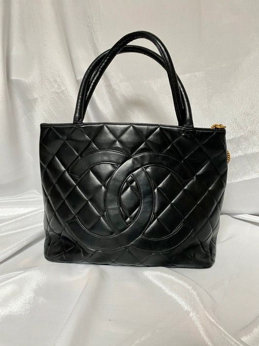 Chanel Médaillon Tote Black