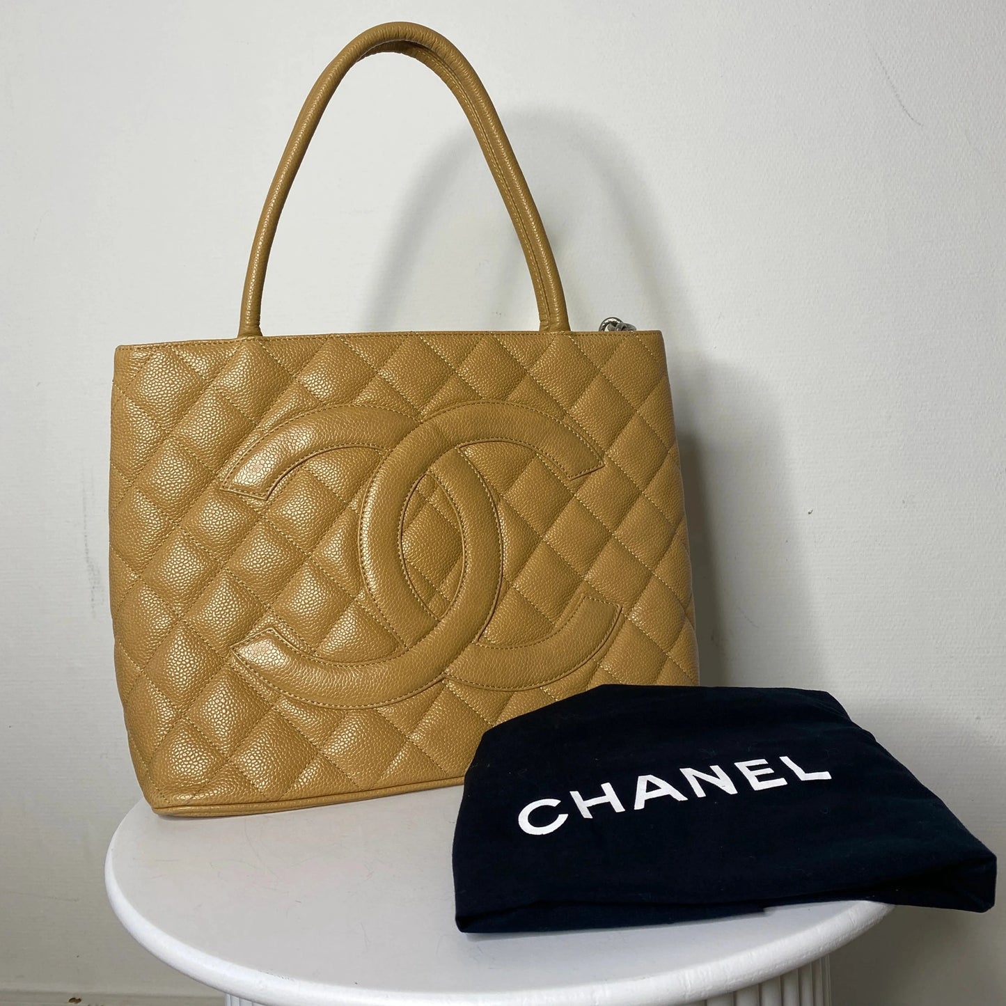 Chanel Médaillon Tote Caviar Skin Beige