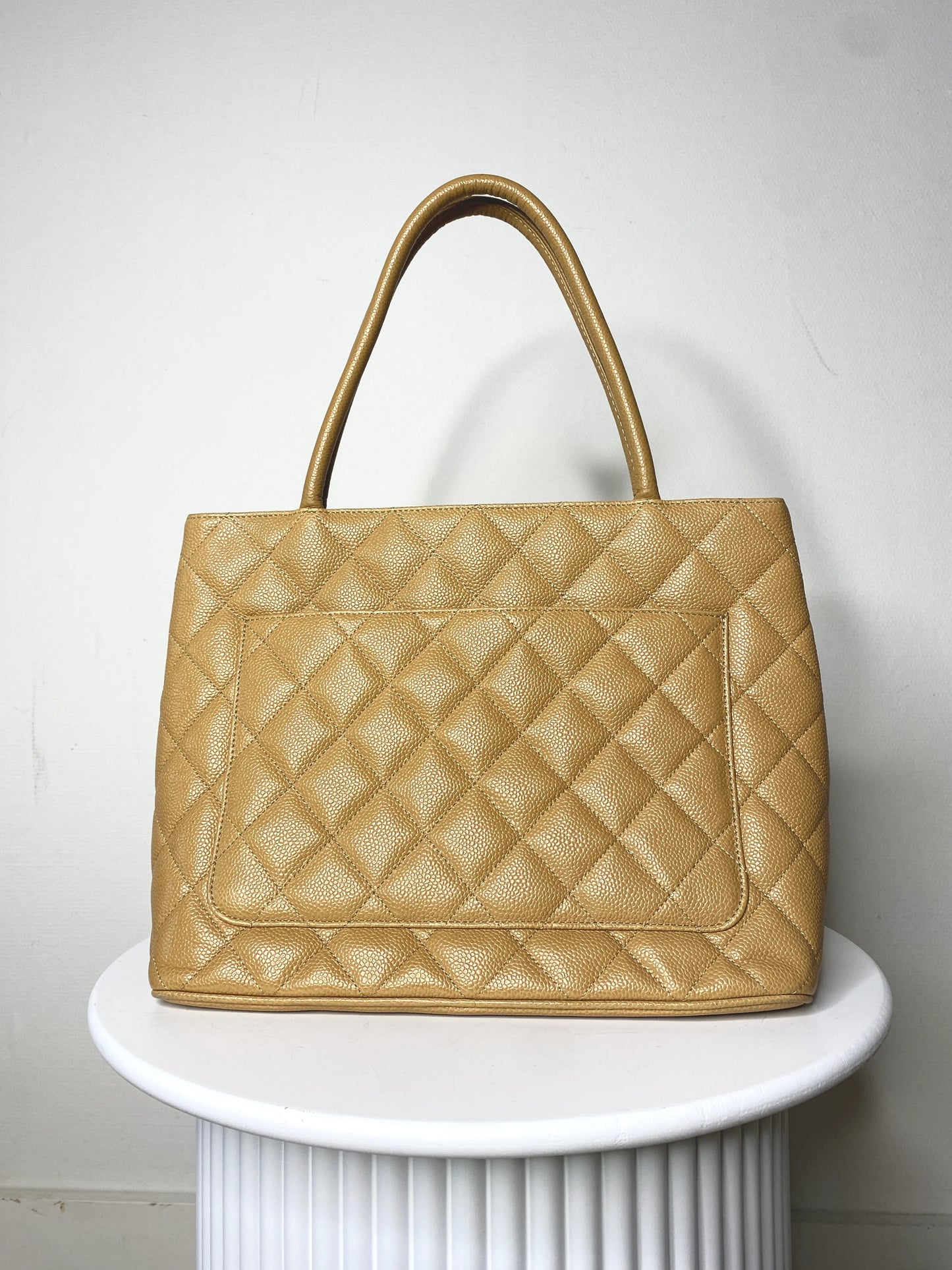 Chanel Médaillon Tote Caviar Skin Beige