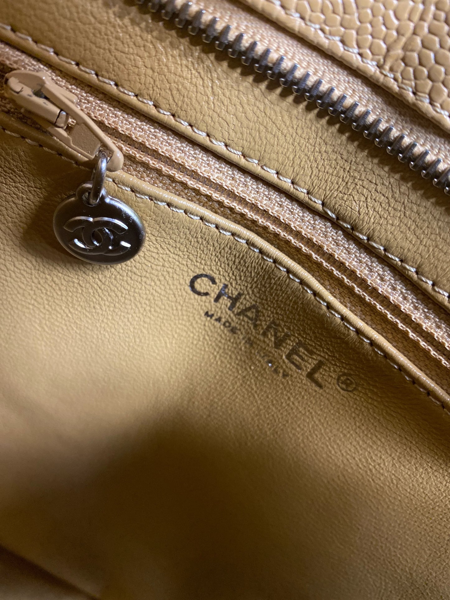 Chanel Médaillon Tote Caviar Skin Beige