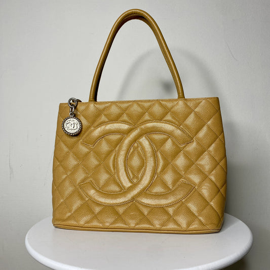 Chanel Médaillon Tote Caviar Skin Beige